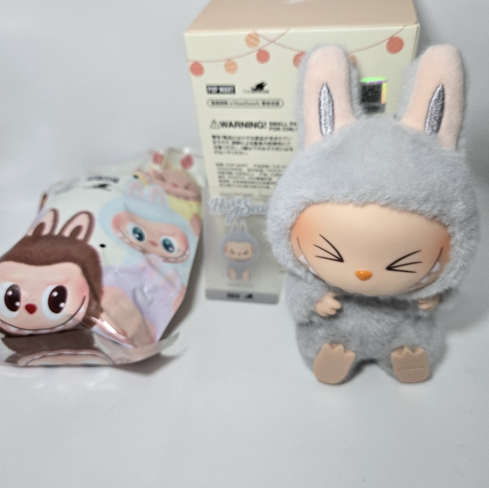 100% Authentic Pop Mart Labubu – “Have a Seat” Series - HeHe In Bag - Picture 4 of 7